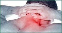 Persona con dolore nella zona cervicale